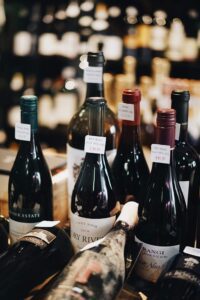 bouteilles rangées debout avec etiquettes de prix lors foire aux vins