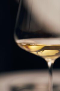 Verre de vin blanc pour faire une dégustation de vin à Dijon