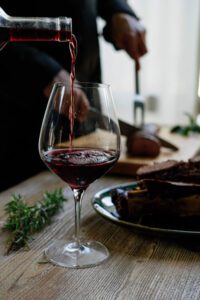 Verre de vin rouge et cote de boeuf pour faire une dégustation de vin à Dijon